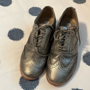 EUC silver oxfords 7.5 Steve Madden